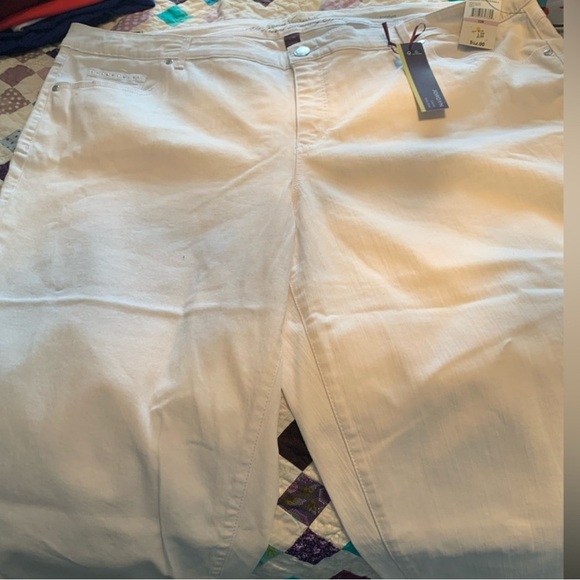 Gloria Vanderbilt Jordyn midrise Capris with sparkly embellishments - Picture 2 of 9